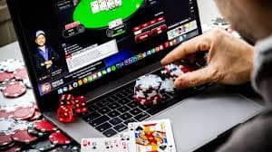 Người dùng Việt Nam kiểm tra cấp độ VIP trên điện thoại tại nhà